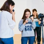 사진 자격증과 관련된 실무 강좌 추천 - **Prompt:** A diverse group of young adult students, aged 18-25, participating in a practical photog...